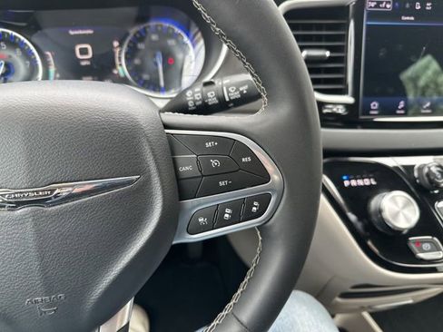 Used 2024 Chrysler Pacifica Touring-L FWD image 24