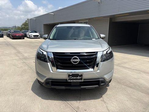 Used 2025 Nissan Pathfinder SV FWD image 2