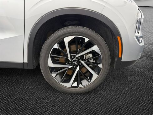Used 2024 Mitsubishi Outlander SE image 11