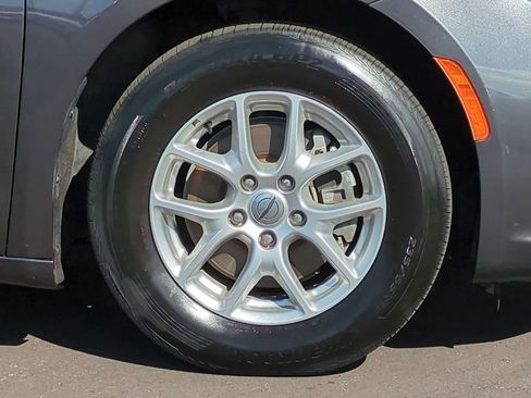 Used 2021 Chrysler Pacifica Touring-L image 10