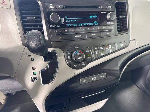 Used 2014 Toyota Sienna LE image 17