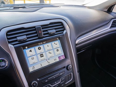 Used 2017 Ford Fusion SE w/ Fusion SE Technology Package image 27