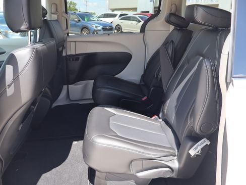 Used 2024 Chrysler Pacifica Touring-L FWD image 10