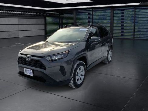 Used 2021 Toyota RAV4 LE image 3
