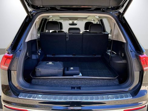 Used 2022 Volkswagen Tiguan SE w/ Panoramic Sunroof Package FWD image 25