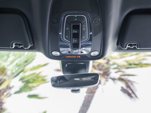 Used 2025 Bentley Bentayga Extended Wheelbase image 17