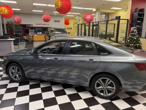 Certified 2024 Volkswagen Jetta SE w/ Panoramic Sunroof Package image 4