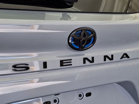 Used 2025 Toyota Sienna XSE w/ XSE Plus Package FWD image 27