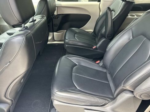 Used 2023 Chrysler Pacifica Touring-L FWD image 16