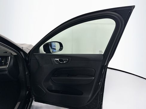 Used 2025 Volvo XC60 B5 Plus image 31