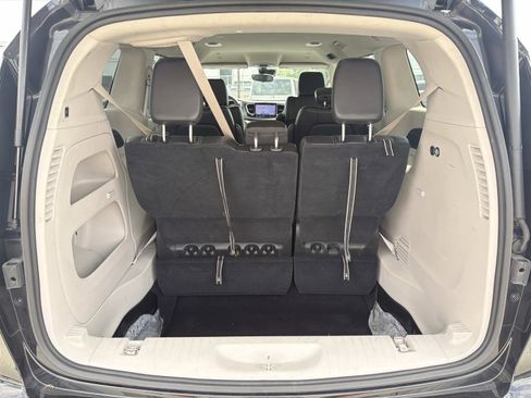 Used 2023 Chrysler Pacifica Touring-L image 22