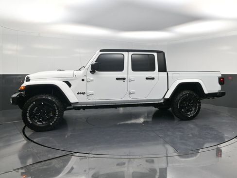 Used 2023 Jeep Gladiator Sport AWD/4WD image 3