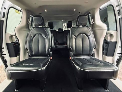 Certified 2023 Chrysler Pacifica Limited FWD image 6