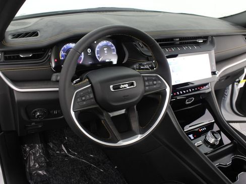 New 2026 Jeep Grand Cherokee L Limited AWD/4WD image 9