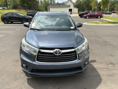 Used 2015 Toyota Highlander XLE FWD image 3