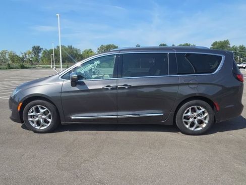 Used 2018 Chrysler Pacifica Limited w/ Advanced Safetytec Group FWD image 16