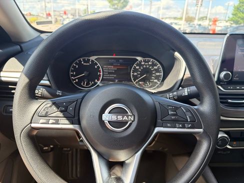 Used 2024 Nissan Altima 2.5 SV FWD image 18