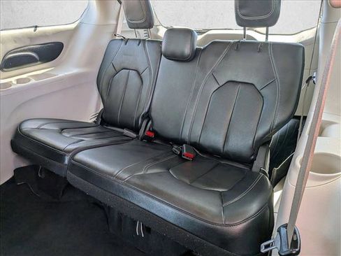 Used 2022 Chrysler Pacifica Touring-L image 25