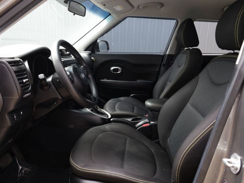 Used 2016 Kia Soul + FWD image 12