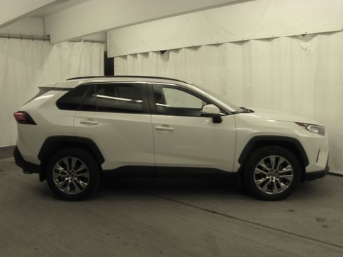 Used 2021 Toyota RAV4 XLE Premium image 6