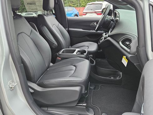 New 2026 Chrysler Pacifica Select image 15