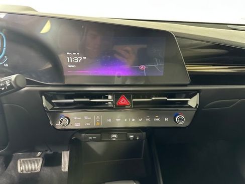 Used 2024 Kia Niro EX image 21