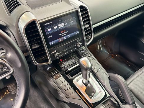 Used 2018 Porsche Cayenne image 28