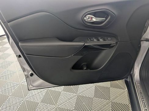 Used 2020 Jeep Cherokee Latitude Plus image 10