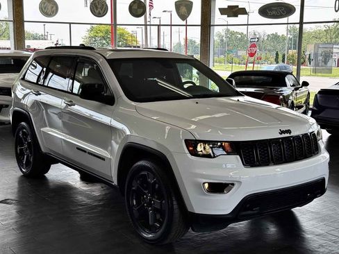 Used 2019 Jeep Grand Cherokee Laredo image 1