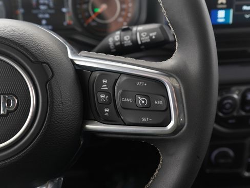 Used 2025 Jeep Wrangler Sahara image 26