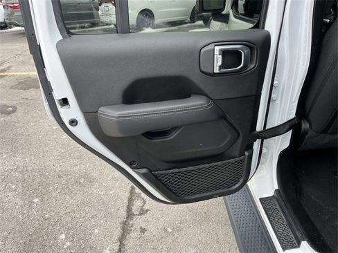 Certified 2022 Jeep Wrangler Unlimited Sahara w/ Cold Weather Group image 18