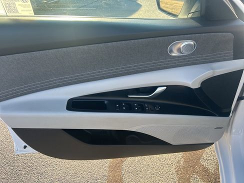 Used 2025 Hyundai Elantra Limited image 12