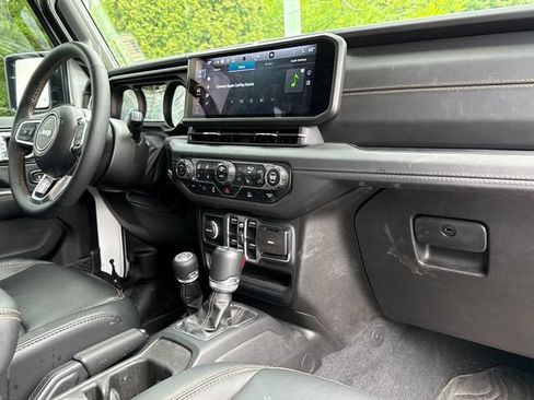 Used 2025 Jeep Wrangler Unlimited Sahara AWD/4WD image 19