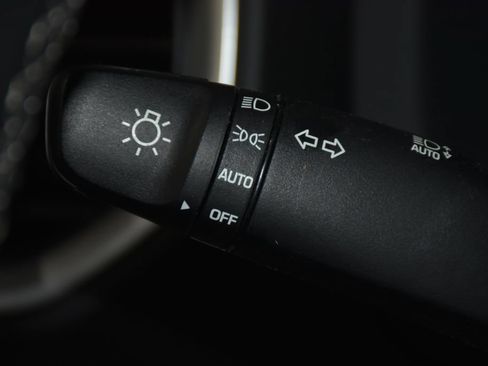 Certified 2025 Hyundai Venue SEL FWD image 18