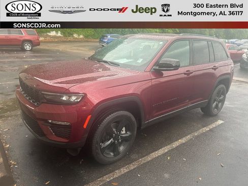 Used 2025 Jeep Grand Cherokee Limited w/ Black Appearance Package AWD/4WD image 1