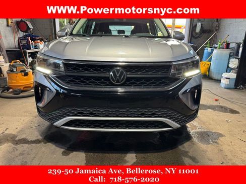 Used 2024 Volkswagen Taos SE image 2