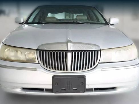 Used 1998 Lincoln Town Car Executive image 5