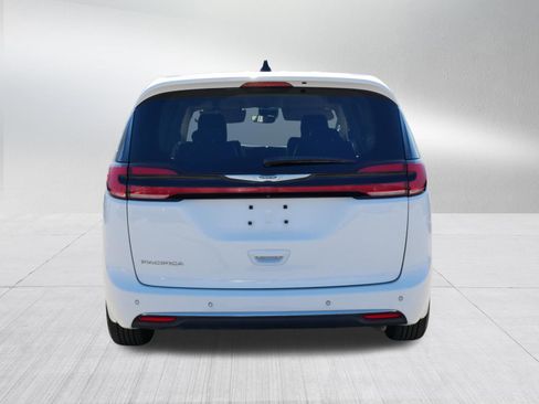 Used 2023 Chrysler Pacifica Touring-L image 5