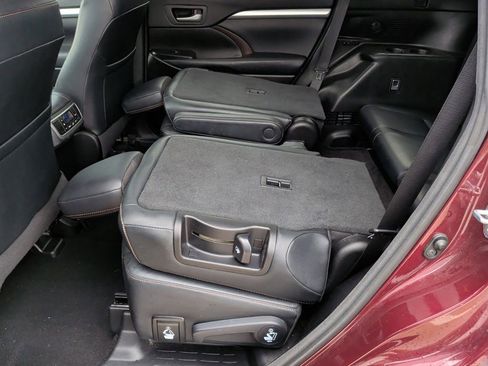 Used 2018 Toyota Highlander SE image 38