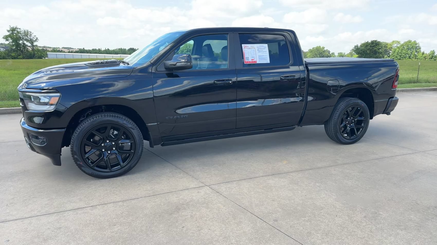 Used 2023 RAM 1500 Laramie AWD/4WD image 4