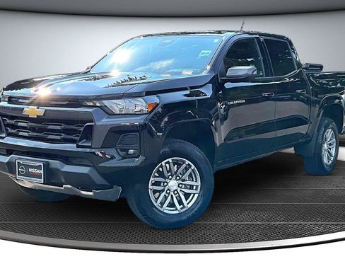 Used 2023 Chevrolet Colorado LT w/ LT Convenience Package II AWD/4WD image 4