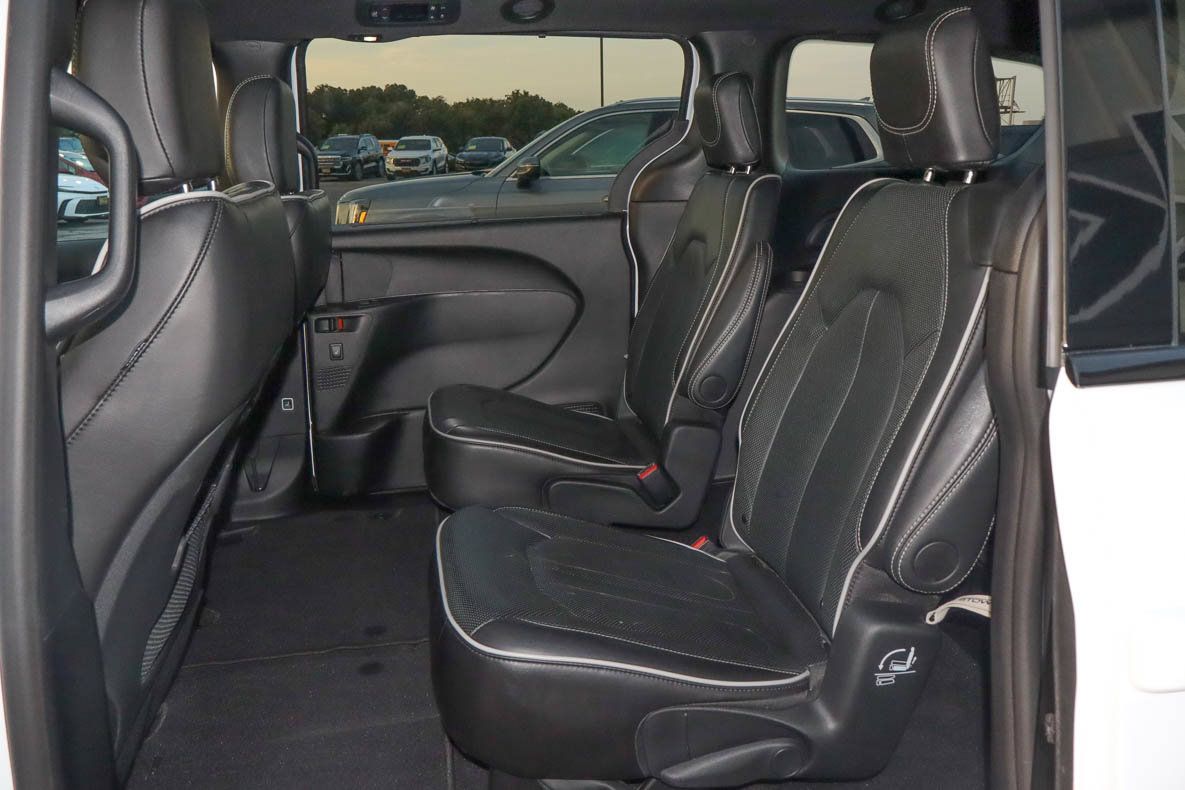 Used 2025 Chrysler Pacifica Limited FWD image 8