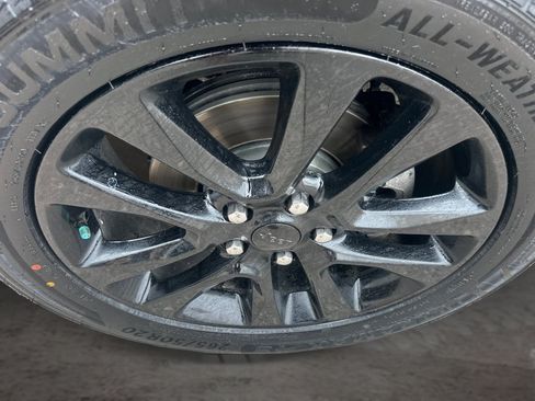 Used 2019 Jeep Grand Cherokee Altitude AWD/4WD image 18