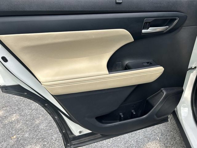 Used 2023 Toyota Highlander XLE AWD/4WD image 22