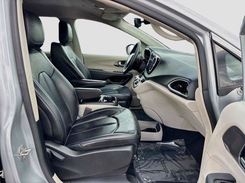 Used 2023 Chrysler Pacifica Touring-L FWD image 28