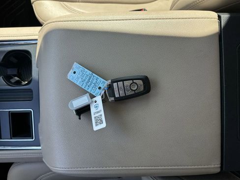 Used 2022 Ford Expedition XLT image 22