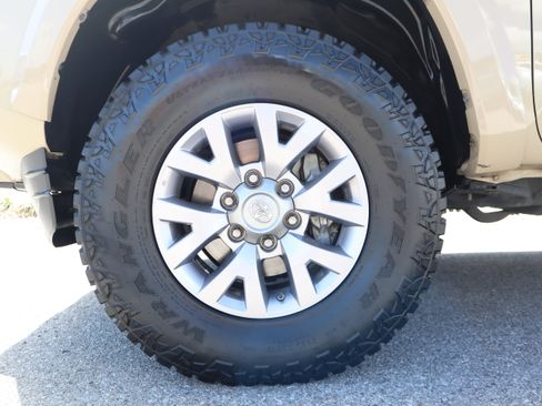 Used 2017 Toyota Tacoma SR5 w/ Tow Package RWD image 11