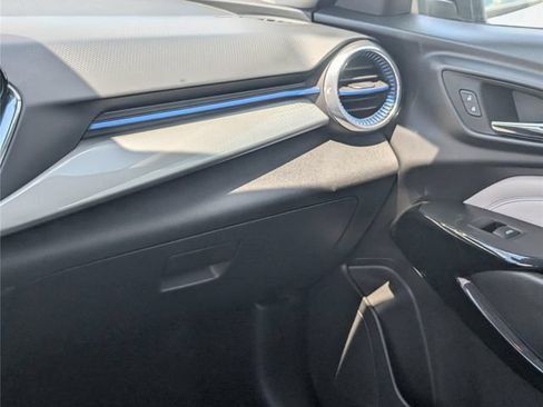 Used 2025 Chevrolet Trax LT FWD image 19