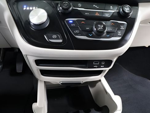 Used 2018 Chrysler Pacifica Touring-L FWD image 10