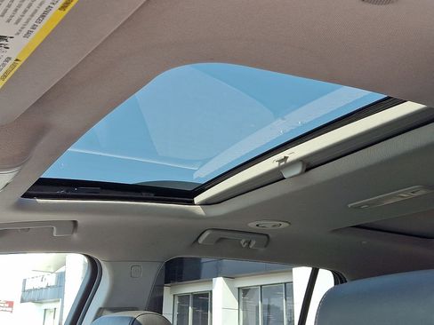 Certified 2023 GMC Acadia SLT w/ Technology Package image 19